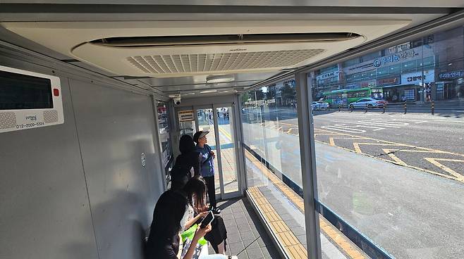 9일 오전 경북 포항시 남구 시외버스터미널 버스정류장에 설치된 '미세먼지안심스마트 승강장'에서 출근길 시민들이 버스를 기다리고 있다. 2025.7.9/뉴스1 ⓒ News1 최창호 기자