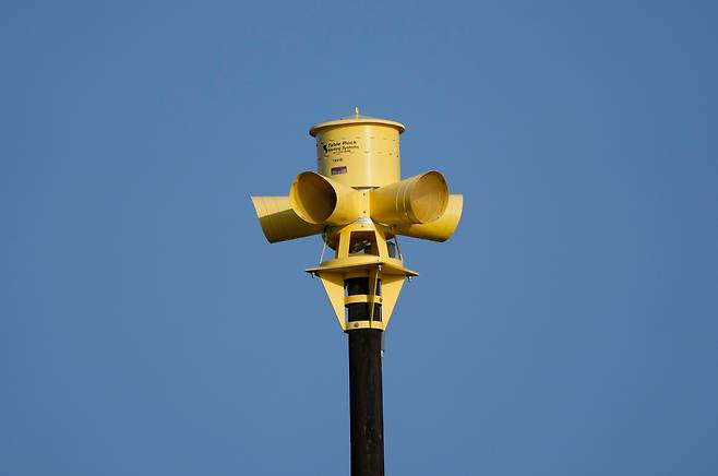 주민 모두가 안전하게 대피할 수 있었던 컴포트 마을 소방서 위 사이렌 스피커. /AP 연합뉴스