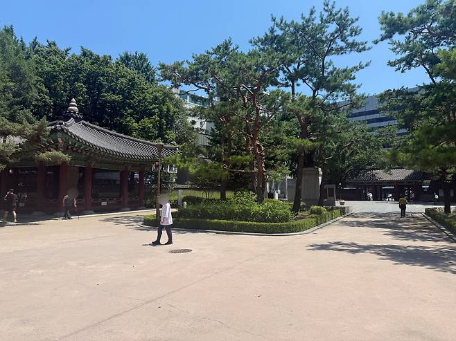 10일 오후 2시 서울 종로구에 위치한 탑골공원이 평소보다 한산한 모습을 보이고 있다. /이호준 기자