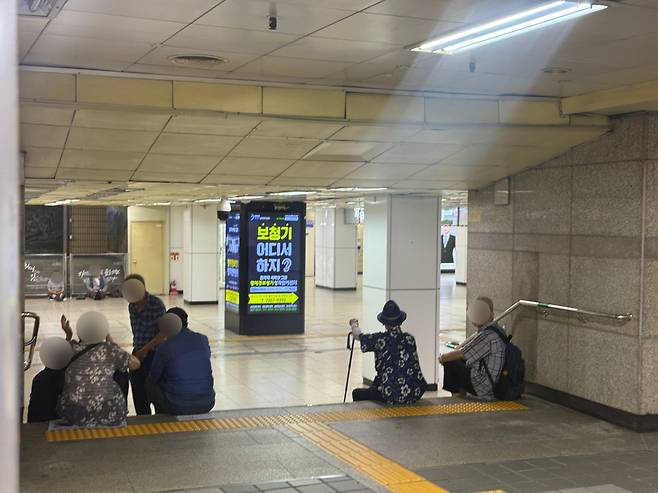 10일 오후 2시 서울 종로구 종로3가역 지하철 역사에서 노인들이 휴식 중이다. /이호준 기자