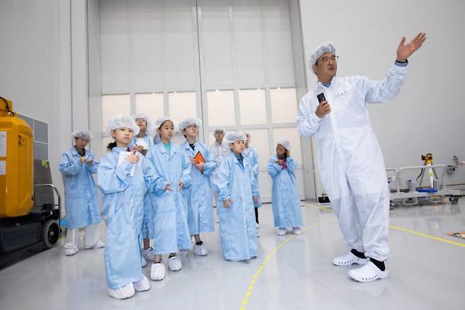 체계 조립실에 방문한 어린이 우주 기자단. 스튜디오51 제공