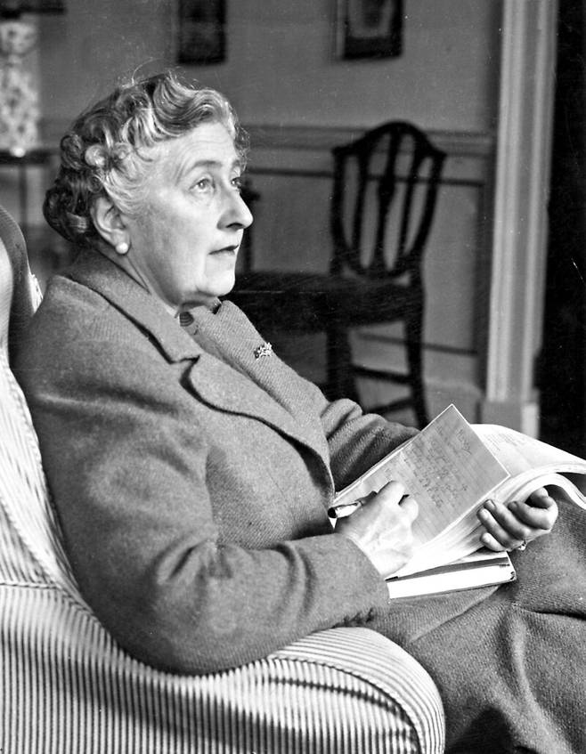 추리소설 작가 애거사 크리스티가 1955년 영국 데번셔의 집에서 노트에 메모를 하고 있다. ⓒ INTERFOTO/Alamy 상상스퀘어 제공