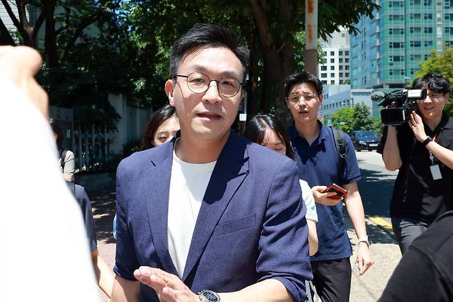 채상병 사건 수사방해 의혹을 수사하는 이명현 순직해병특검팀이 윤석열 전 대통령의 사저 서울 서초구 아크로비스타에 대해 압수수색에 나선 11일 윤 전 대통령 변호인 최지우 변호사가 압수수색에 입회한 뒤 사저에서 나서고 있다. 연합뉴스