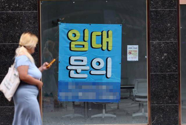 2025년 6월 16일 서울의 한 골목, 폐업한 상가에 임대문의 현수막이 걸려 있다. 연합뉴스