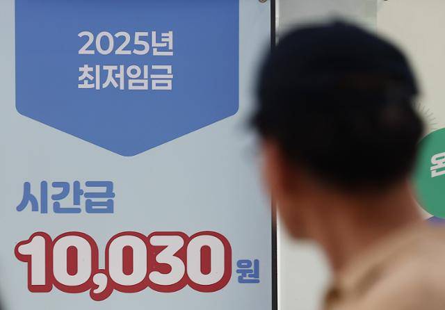 내년 최저임금이 올해보다 2.9% 오른 시간당 1만320원으로 결정됐다. 11일 서울 마포구 서부고용복지플러스센터에 2025년 최저임금 안내판이 놓여 있다. 연합뉴스