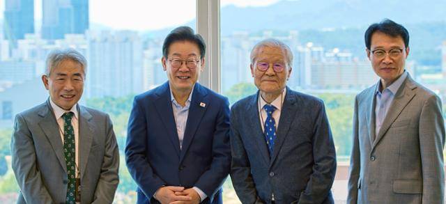 이재명 대통령이 11일 대통령실 청사에서 열린 원로 언론인 오찬 회동에서 참석자들과 함께 기념촬영을 하고 있다. 왼쪽부터 정규재 팬앤드마이크 대표, 이 대통령, 조갑제 조갑제닷컴 대표, 이규연 홍보소통수석. 대통령실 제공