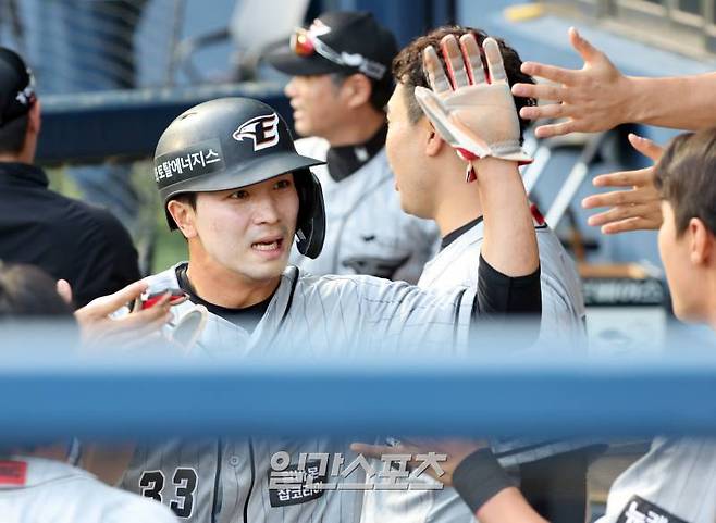 2024 KBO리그 프로야구 두산베어스와 한화이글스의 경기가 12일 오후 서울 잠실야구장에서 열렸다. 3회초 1사 1,2루 황영묵의 1타점 적시타 때 득점한 2루 주자 유러결이 더그아웃에서 동료들의 축하를 받고 있다. 잠실=김민규 기자 mgkim1@edaily.co.kr /2024.06.12/