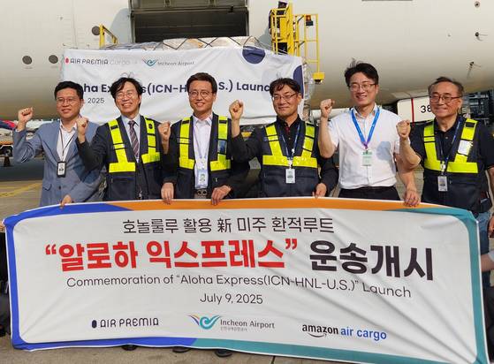 인천국제공항공사는 하와이를 경유해 미국 본토로 화물을 운송하는 새로운 화물환적 루트를 개발했다고 밝혔다. 사진은 지난 9일 인천공항에서 인천국제공항공사 김영일 항공물류처장(사진 왼쪽에서 세 번째), 에어프레미아 김도길 화물사업본부장(사진 왼쪽에서 네 번째) 및 관계자들이 첫 운송 화물 앞에서 기념촬영을 하고 있는 모습. 사진 인천국제공항공사