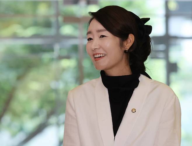 강선우 여성가족부 장관 후보자가 지난달 26일 인사청문회 준비 사무실이 마련된 서울 종로구 이마빌딩에서 취재진 질문에 답변한 뒤 인사하고 있다. /사진=이솔 기자