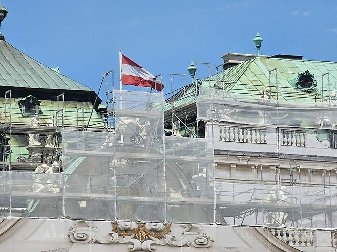 지난 4일 오스트리아 벨베데레 상궁 외관 공사가 진행 중인 모습. 빈=권용훈 기자