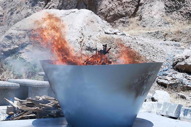 11일(현지시간) 이라크 북부 쿠르드자치지역 술라이마니야에서 열린 의식에서 무기가 불태워지고 있다. AFP연합뉴스