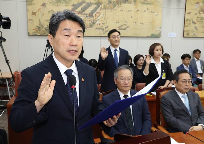 이주호 사회부총리 겸 교육부 장관이 10일 서울 여의도 국회 교육위원회에서 열린 리박스쿨 청문회에서 증인선서를 하고 있다. 연합뉴스