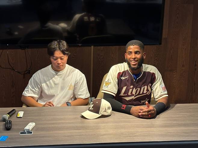 홈런더비 우승 소감을 밝히고 있는 디아즈(오른쪽). 최원준 기자