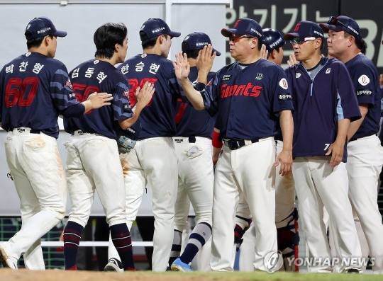 롯데 김태형 감독이 승리를 거둔 선수들과 하이파이브 하고 있다. / 사진=연합뉴스