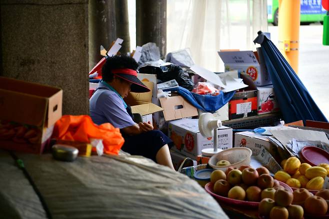 더위엔 낮잠. 사진은 무더위가 계속되고 있는 10일 오후 광주 서구 양동전통시장에서 한 상인이 더위에 지쳐 잠든 모습. /사진=뉴시스