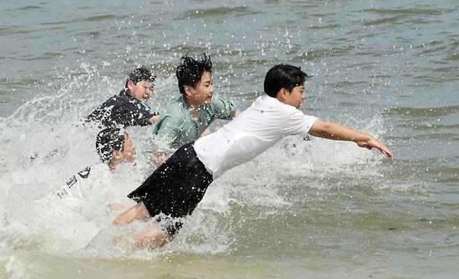 "시원한 바다에 풍덩". 폭염 경보가 발효중인 지난 4일 부산 해운대해수욕장을 찾은 학생들이 바다에 뛰어들고 있다. /사진=뉴시스
