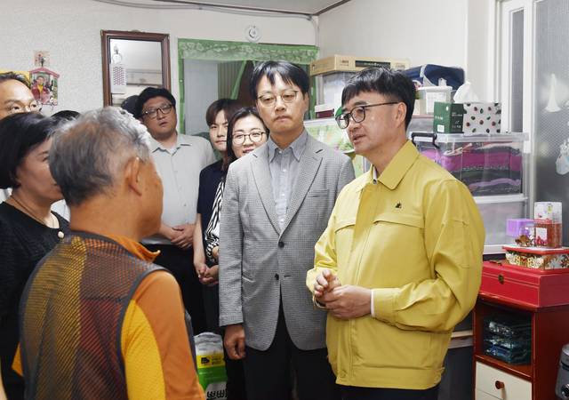 임기근(오른쪽) 기획재정부 2차관이 11일 서울 용산구 폭염 취약계층 관련 쪽방촌 가구를 방문해 현장 애로사항을 청취하고 있다. 기획재정부 제공