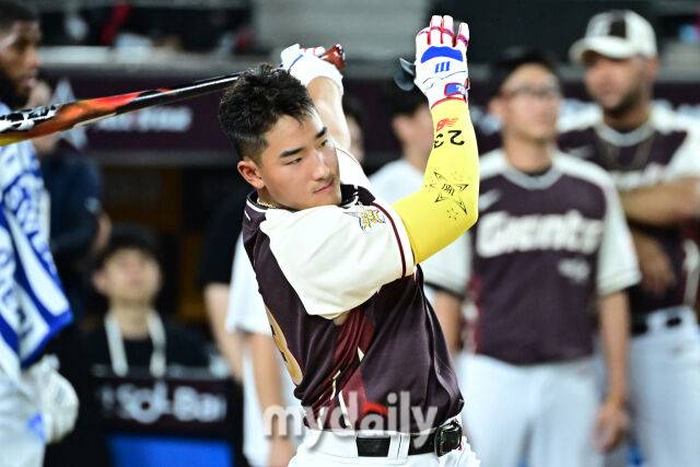 11일 대전 한화생명 볼파크 야구장에서 열린 2025 신한 SOL뱅크 KBO 올스타 프라이데이 컴투스프로야구 홈런더비. KT 안현민이 홈런을 치고 있다./대전=한혁승 기자