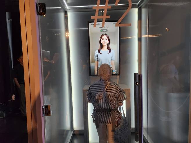 10일(현지 시간) 일본 오사카 유메시마 인공섬에서 개최된 오사카 엑스포 내 네이버클라우드 부스. 한 관람객이 네이버 케어콜을 이용하고 있다. 고재우 기자