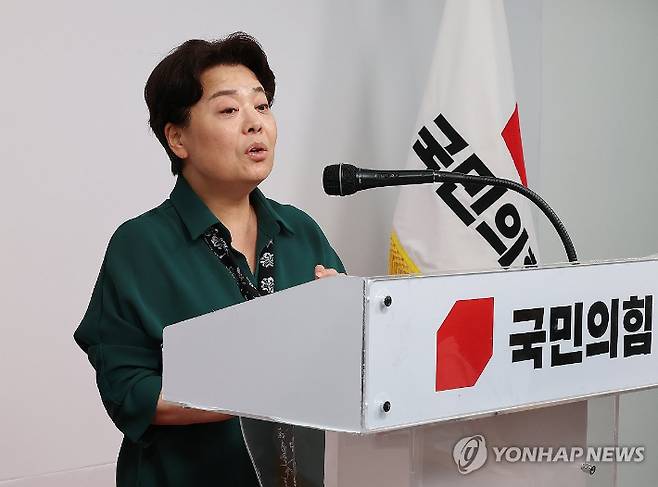(서울=연합뉴스) 김주형 기자 = 국민의힘 윤희숙 혁신위원장이 10일 서울 여의도 당사에서 제1차 혁신위원회 회의 결과를 브리핑을 하고 있다. 2025.7.10 kjhpress@yna.co.kr 연합뉴스