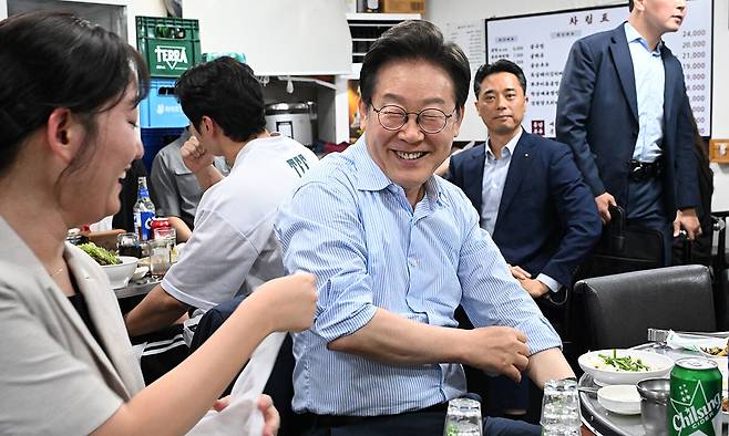 이재명 대통령이 11일 서울 광화문 인근 한식당에서 시민들과 식사하고 있다. 연합뉴스