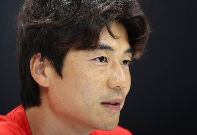 인터뷰하는 기성용 - 4일 경북 포항시 북구 포항스틸러스 송라클럽하우스에서 열린 기성용 입단 미디어데이에서 기성용이 취재진과 인터뷰를 하고 있다. 2025.07.04. 뉴시스