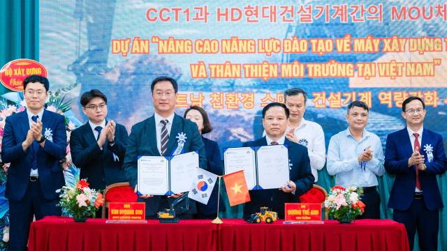 김병수(앞줄 왼쪽) HD현대건설기계 상무가 베트남 하노이 CCT1에서 즈엉 테 안 총장과 ‘친환경·스마트 건설기계 인력 양성 사업’에 관한 양해각서를 체결하고 기념 촬영을 하고 있다. 사진 제공=HD현대건설기계