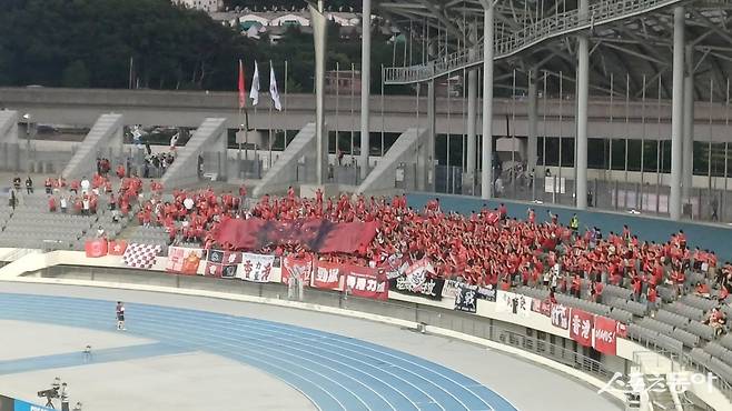 한국과 홍콩의 E-1 챔피언십 남자부 2차전이 열린 11일 용인미르스타디움엔 한국축구 공식응원단 붉은악마보다 훨씬 많은 홍콩 팬들이 찾아 눈길을 끌었다. 용인|남장현 기자