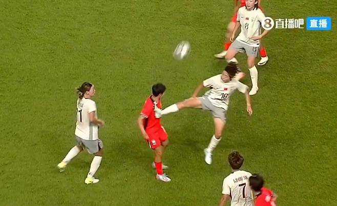 지난 9일 수원월드컵경기장에서 열린 2025 동아시아축구연맹(EAFF) E-1 챔피언십(동아시안컵) 여자부 중국전에서 지소연이 중국 리우징의 거친 태클에 가슴 부위를 가격당한 순간. /사진=즈보8 홈페이지 캡처