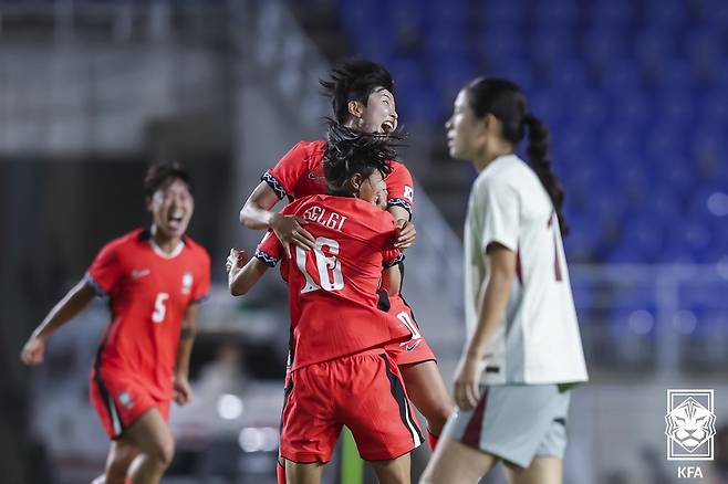 지소연(위) 지난 9일 수원월드컵경기장에서 열린 2025 동아시아축구연맹(EAFF) E-1 챔피언십(동아시안컵) 여자부 중국전에서 후반 추가시간 극적인 동점골을 터뜨린 뒤 기뻐하고 있다. /사진=대한축구협회 제공