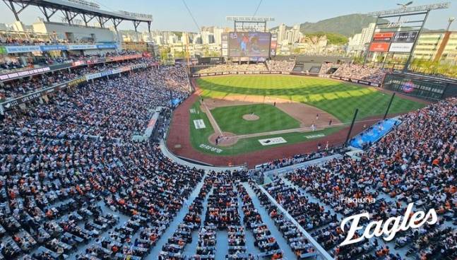 관중으로 가득찬 한화생명 볼파크 전경. /사진=한화 이글스 제공