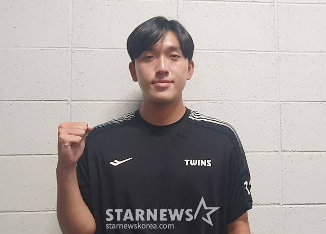 LG 김웅이 취재진과 인터뷰를 하고 있다. /사진=김동윤 기자