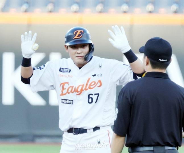 북부 올스타 한지윤(한화)이 11일 열린 2025 KBO 올스타전에서 3회말 2타점 2루타를 터트리고 세리머니를 하고 있다. /사진=강영조 선임기자