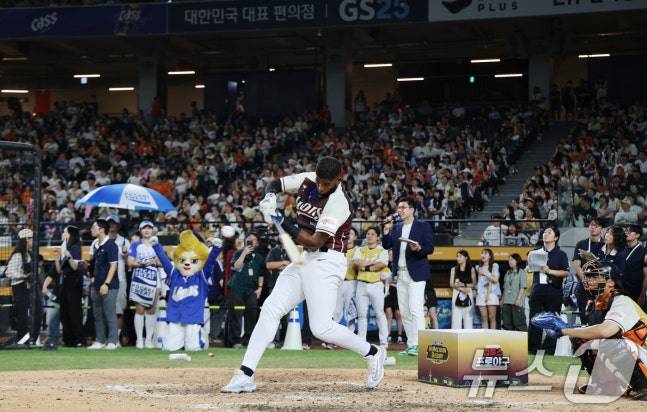 삼성 르윈 디아즈가 11일 열린 2025 KBO 올스타 홈런더비에 나서고 있다. /사진=뉴스1