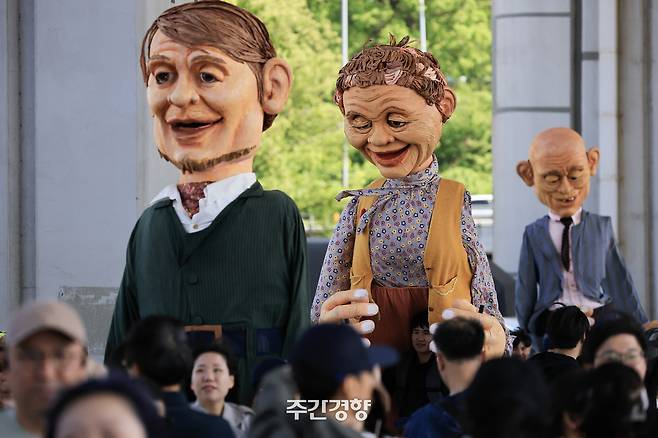 지난 5월 4일 서울 잠수교에서 열린 ‘차 없는 잠수교 뚜벅뚜벅 축제’ 행사에서 가면 퍼레이드가 진행되고 있다. 이준헌 기자