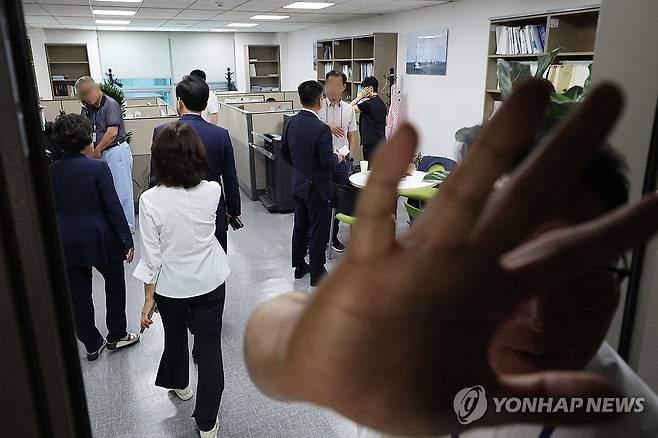 해병특검 압수수색 받은 임종득 의원실 찾은 송언석 원내대표 (서울=연합뉴스) 김주형 기자 = 국민의힘 송언석 비대위원장 겸 원내대표가 11일 서울 여의도 국회 의원회관에서 해병 특검팀의 압수수색이 진행 중인 임종득 의원실로 들어가고 있다. 2025.7.11 kjhpress@yna.co.kr