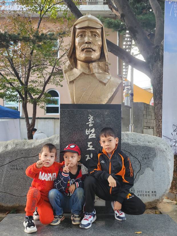 광주 광산구 홍범도공원(다모아어린이공원)에 세워져 있는 홍범도 장군상 앞에서 고려인 마을 아이들이 사진을 찍고 있다. 정성현 기자