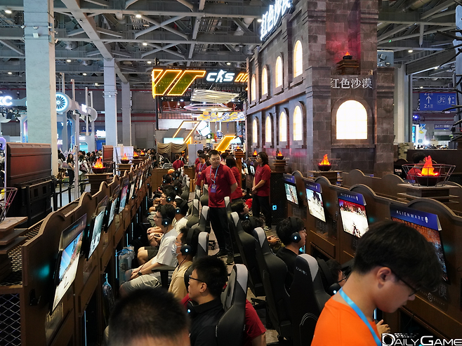 방문객들이 총 4종의 보스 공략에 도전했다.