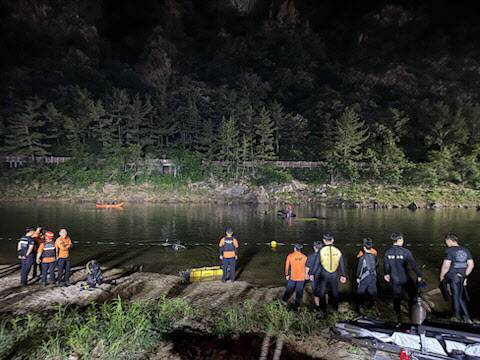 9일 오후 6시 19분께 충남 금산군 천내리 금강 상류 인근에서 물놀이하던 20대 4명이 실종됐다는 119 신고가 접수됐다. 대전에서 친구들과 물놀이하러 온 A(23)군은 화장실을 다녀온 뒤 친구들이 사라져 신고한 것으로 나타났다. 이날 수색작업 중 오후 8시 46분, 오후 9시 4분, 오후 9시 28분께 실종자 4명 중 3명이 심정지 상태로 발견됐다. 경찰과 소방 당국은 야간 수색을 위해 조명차와 구조 보트, 헬기 등 장비 100대와 수색 인력 100여명을 투입해 야간 수색작업을 벌이고 있다. (사진=금산군)
