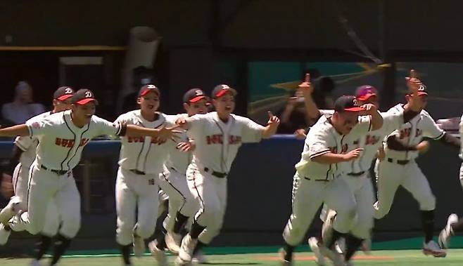 청룡기 고교야구대회 우승이 확정되는 순간 기뻐하는 덕수고 선수들. 사진=중계화면 캡처