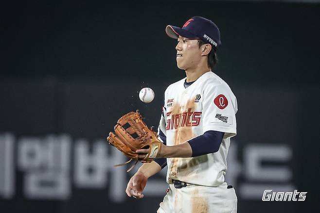 전민재는 롯데 자이언츠 이적 첫 시즌에 주전 유격수로 활약했다. (롯데 자이언츠 제공)