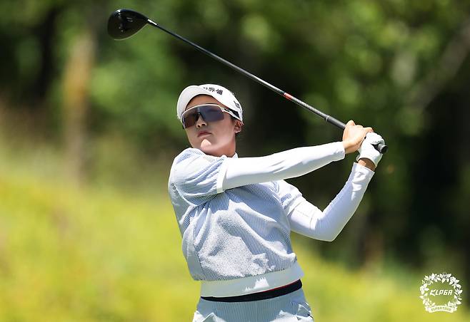 김민주가 12일 강원도 정선군에 위치한 하이원 컨트리클럽에서 열린 '하이원리조트 여자오픈 2025' 3라운드 2번홀에서 티샷을 시도하고 있다. (KLPGA 제공. 재판매 및 DB금지)