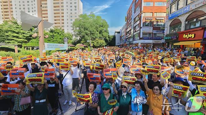 신천지OUT비상대책위원회(비대위)가 12일 과천시 별양동 소재 중앙공원 일대에서 '신천지 종교시설 용도변경 반대를 위한 과천 시민 총궐기 대회'를 가졌다.(독자제공)