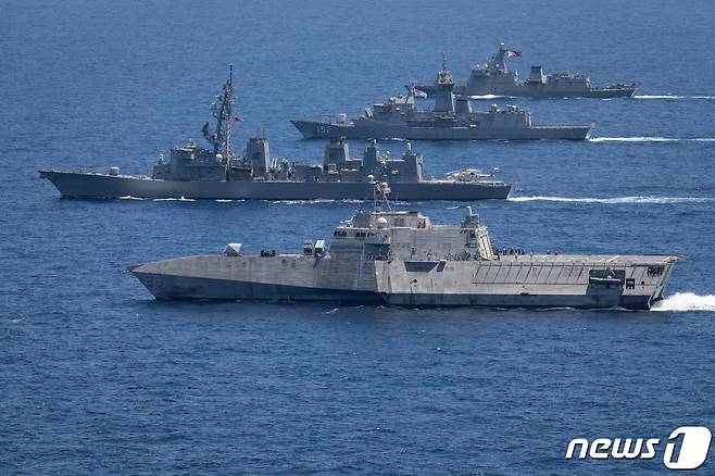 남중국해 필리핀 EEZ해역에서 7일(현지시간) 진행된 미국과 일본, 호주, 필리핀 합동 해양 훈련에 참가를 한 각국 전투함들이 열을 지어 무력을 과시하고 있다. 사진은 호주 국방부가 8일 제공한 것이다. 2024. 4. 8 ⓒ AFP=뉴스1 ⓒ News1 정지윤기자 자