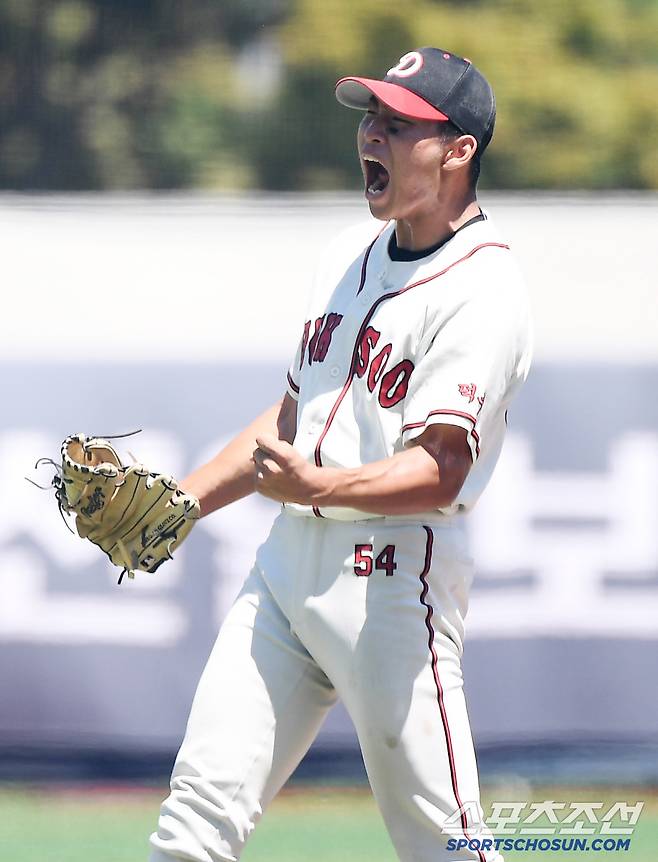 12일 서울 목동구장에서 열린 제80회 청룡기 고교야구선수권 대회 및 주말리그 왕중왕전 부산고와 덕수고의 결승전. 덕수고 김화중이 4회초 실점 위기를 넘기며 환호하고 있다. 목동=정재근 기자 cjg@sportschosun.com/2025.7.12/