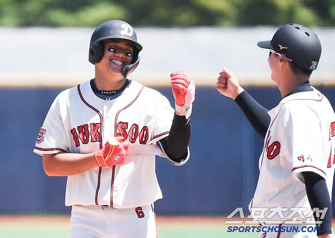 12일 서울 목동구장에서 열린 제80회 청룡기 고교야구선수권 대회 및 주말리그 왕중왕전 부산고와 덕수고의 결승전. 2회말 1사 만루 덕수고 엄준상이 1타점 적시타를 친 후 기뻐하고 있다. 목동=정재근 기자 cjg@sportschosun.com/2025.7.12/