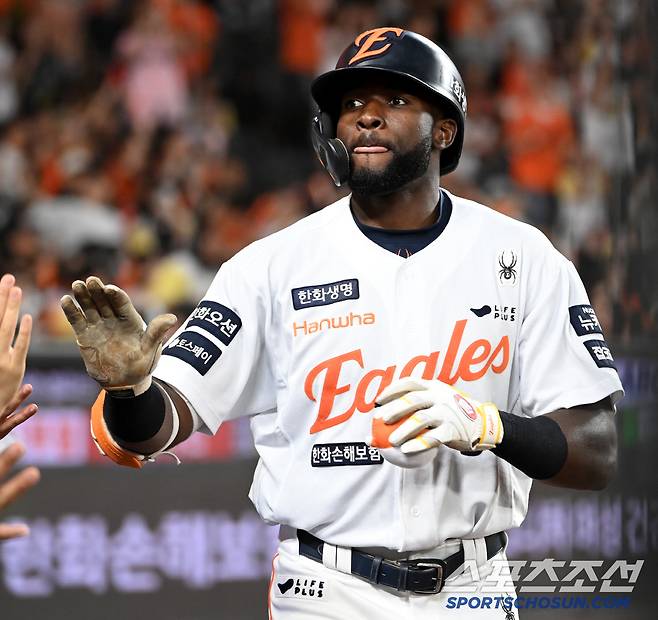 4일 대전 한화생명볼파크에서 열린 KT와 한화의 경기, 6회말 한화 플로리얼이 솔로홈런을 치고 기쁨을 나누고 있다. 대전=허상욱 기자wook@sportschosun.com/2025.06.04/