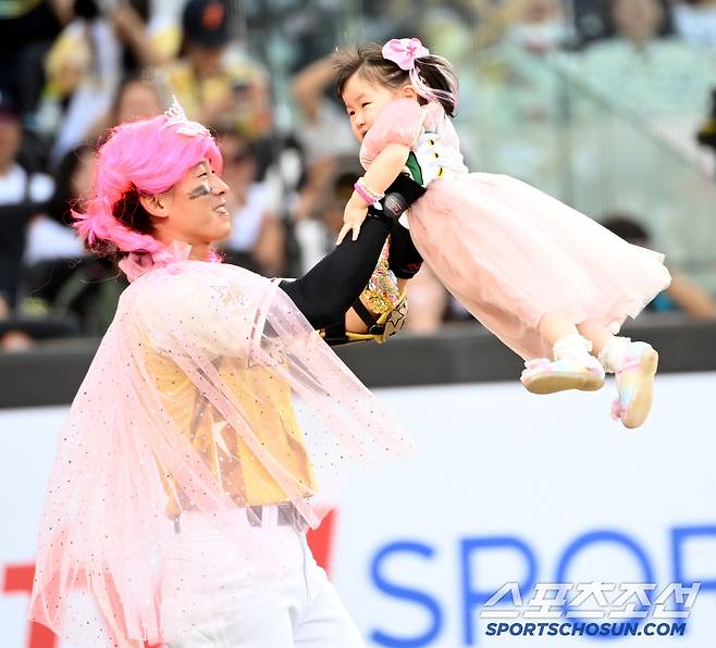 12일 대전 한화생명볼파크에서 열린 2025 KBO 올스타전, 박찬호가 딸 새얀양과 퍼포먼스를 선보이고 있다. 대전=허상욱 기자wook@sportschosun.com/2025.07.12/