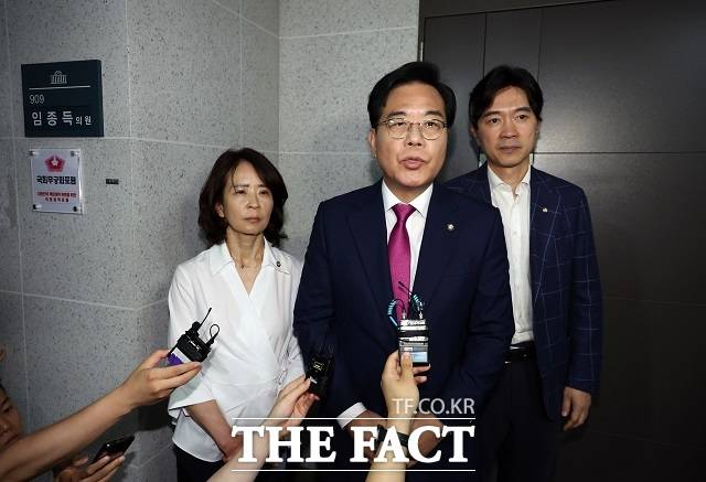 송언석 국민의힘 비상대책위원장 겸 원내대표와 의원들이 11일 서울 여의도 국회 의원회관에서 채상병 특검팀 압수수색이 진행 중인 임종득 의원실 방문을 마친 뒤 취재진 앞에서 입장을 밝히는 모습. /뉴시스