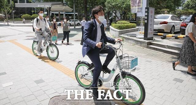 이 의원이 2021년 6월 서울의 한 호텔에서 열리는 포럼에 참석하기 위해 자전거를 타고 이동하는 모습. 이 의원은 당시 국민의힘 대표였다. /더팩트 DB